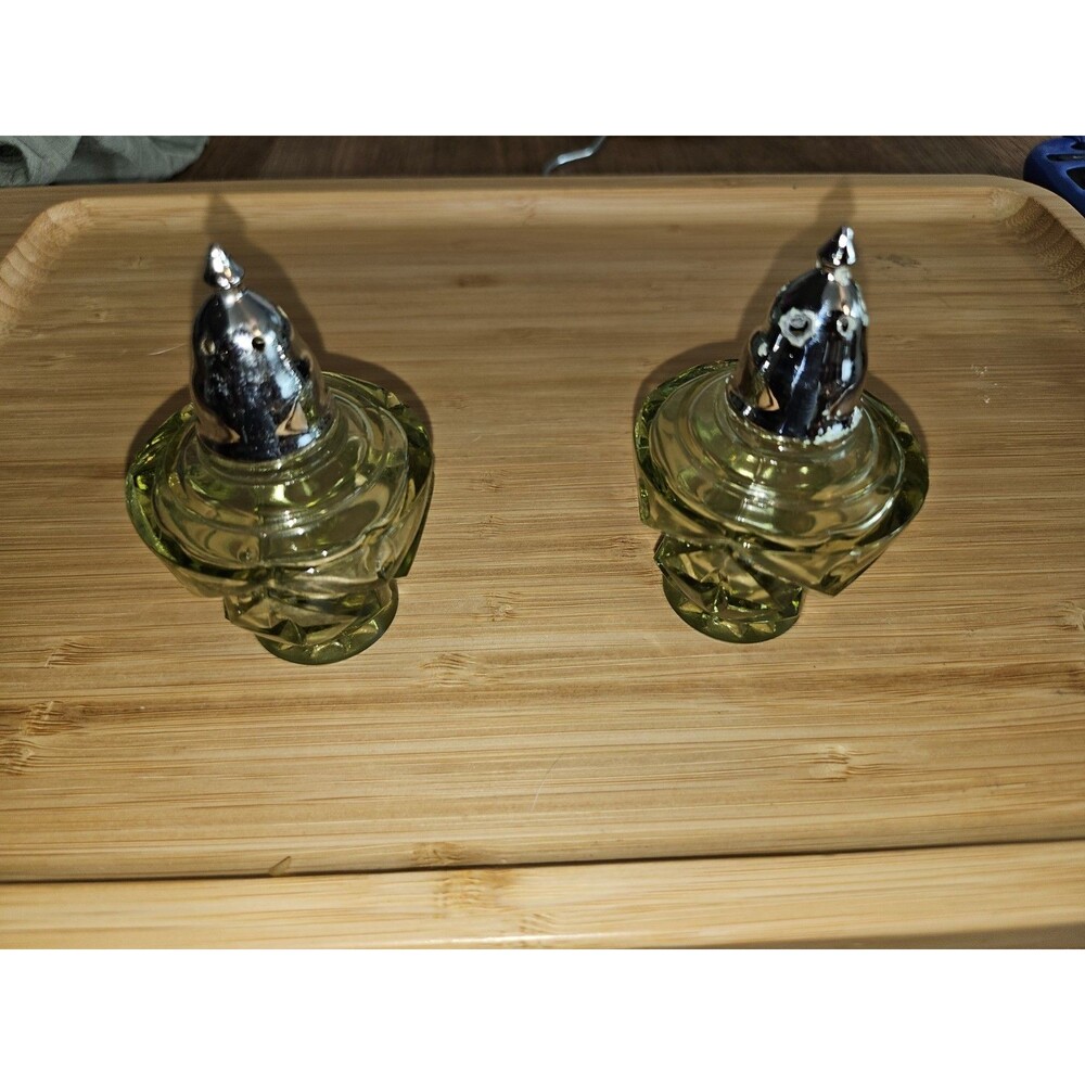 Vintage green Glass Salt and Pepper Shaker Set LE Smith Diamond Cut MCM